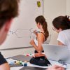 Etudiante tableau salle de cours
