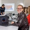 Etudiante ordinateur